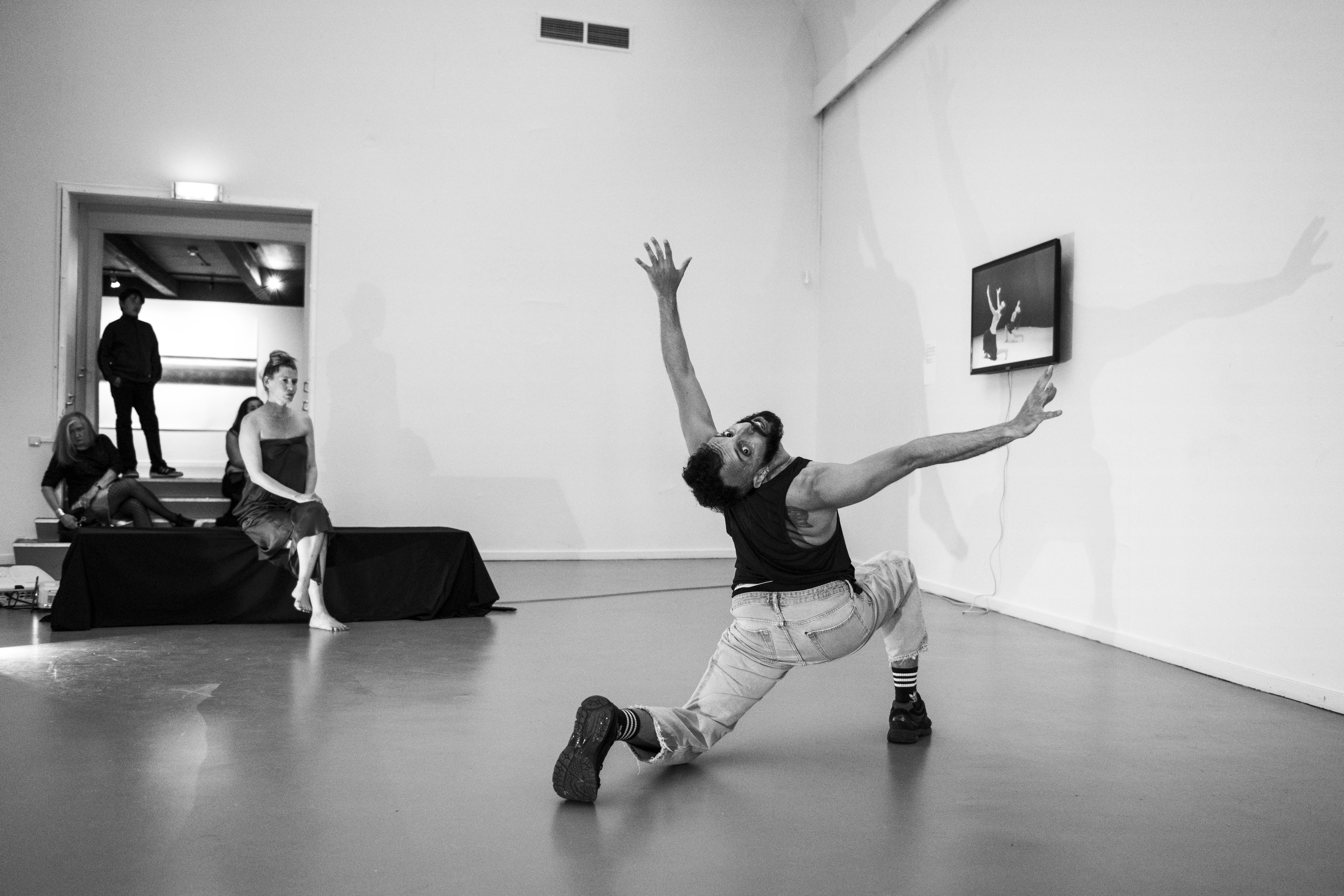 Performance door Sagí Amir Gros