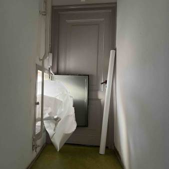 Le monde bat de l'autre côté de ma porte