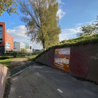 Moed! mijn soldaat, kunstwerk in openbare ruimte NS station Hoofdorp