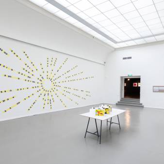 SCHEPPEN/tekstinstallatie/onderdeel van de/cipher tentoonstelling, bovenzaal Arti et Amicitiae, 2023