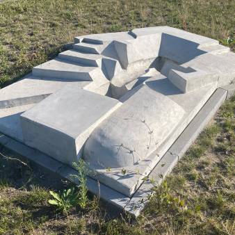 "De Omgekeerde Wereld", beeld in beton,  gemaakt in samenwerking met groep 5 van de Piusschool in Abcoude.