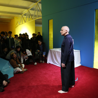 SMILING to everybody entering. THE GIFT [HIGHER GOALS] first version. NongYuan Art Gallery, Chengdu CN. 13e UP-ON Live Art Festival 2025. Foto's: Feng Feifei.