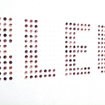 Eindsituatie, KLEUR - serie TEKST en KONTEKST 1 (ogen van 180 mensen van 180 verschillende nationaliteiten, wonend in Amsterdam) / 268x73 cm / 2025