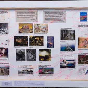 Noahs Ark - achterkant / gevonden beeld en tekst, tyvek, papier, garen / 72x50cm / 2022 / foto Andrei Tchernikov