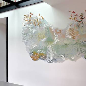 Maurice Christo van Meijel: Installatie met muurschildering en papierstructuren