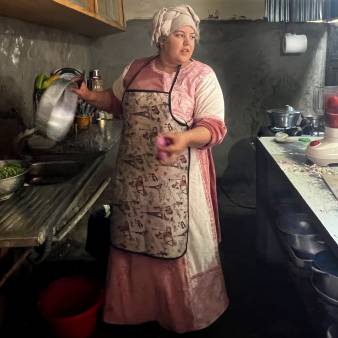 Amira in haar keuken, kokend voor archeologische opgravers. Egypte