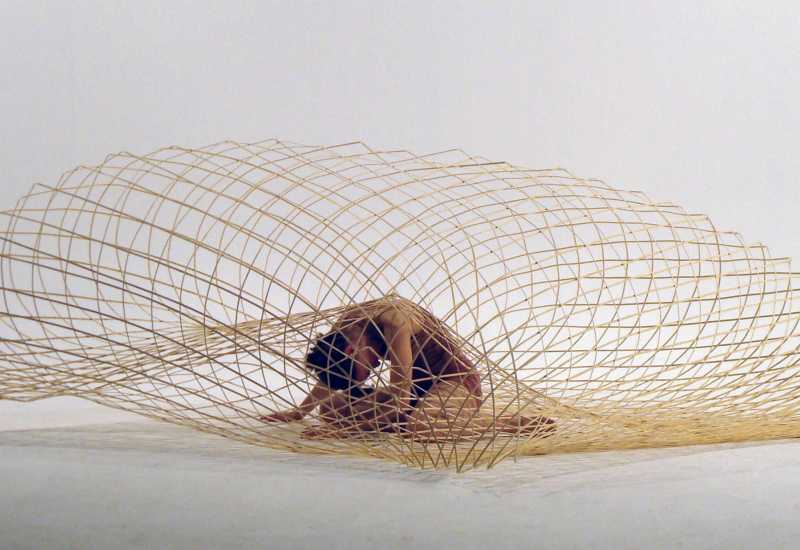 Performance 'Bamboo Oloid' van Maria Blaisse